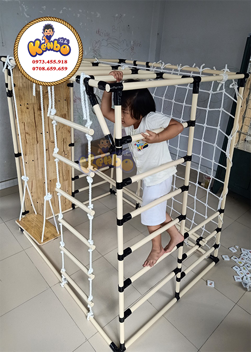 Xà đu được thiết kế từ ống thép bọc nhựa kết hợp các phụ kiện vận động